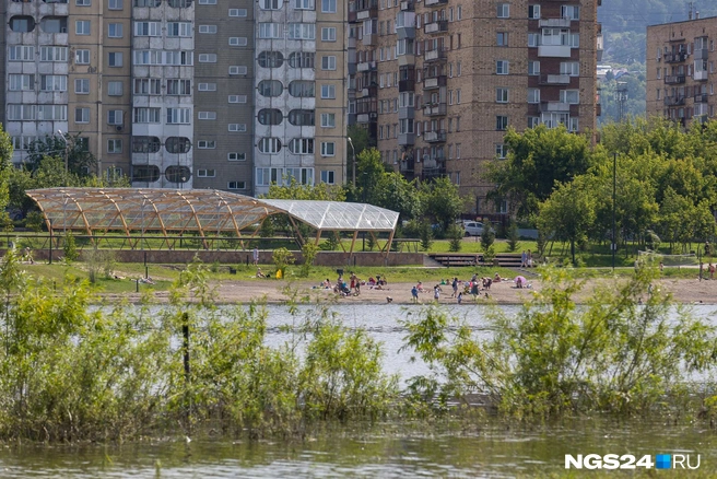 А вот зона отдыха на правобережье | Источник: Артём Ленц / NGS24.RU
