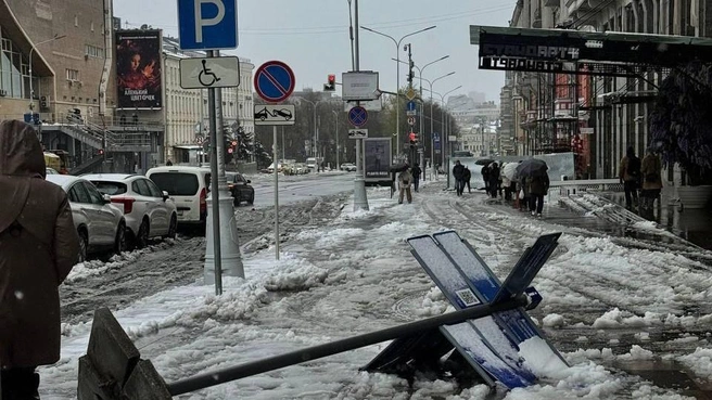 На Тверской улице в центре города рухнул дорожный указатель | Источник: Москва с огоньком / T.me