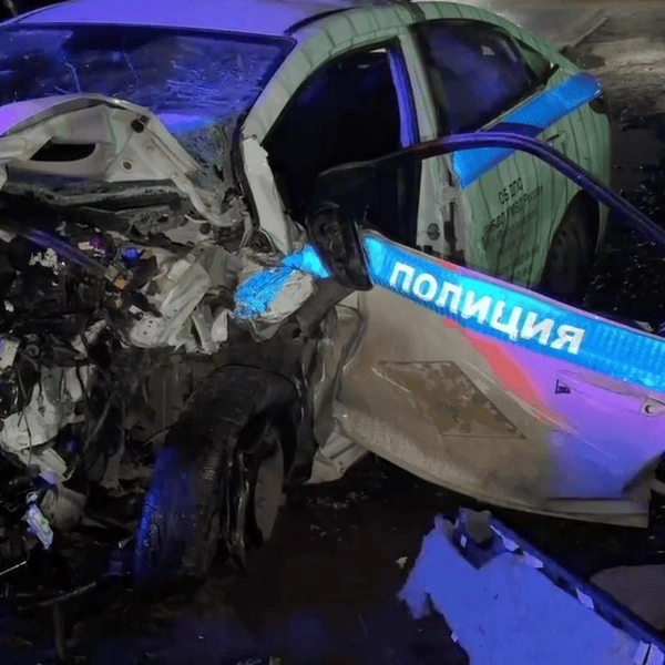 Смяло всю переднюю часть автомобиля полицейских | Источник: «Госавтоинспекция Ярославской области» / Telegram