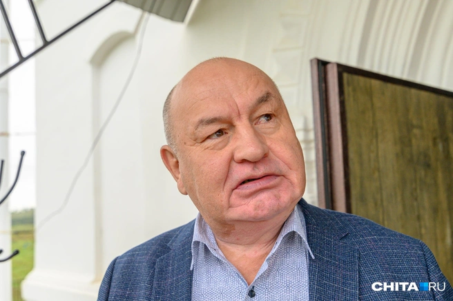Виктор Наделяев очень благодарен не только меценату Федору Нечкину, но и подрядчику Алихану Ибрагимову, а также Сергею Котову, который был у главы замом по социальным вопросом и активно включился в организацию работ в храме | Источник: Олег Фёдоров / CHITA.RU