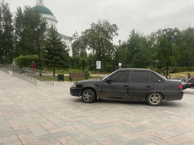 Буквально три дня назад водитель Daewoo разъезжал по тротуарам | Источник: «Подслушано Арамиль» / T.me