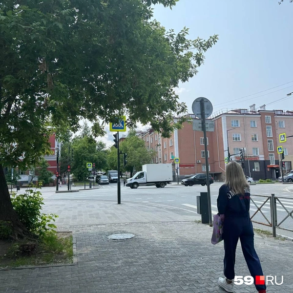 Вид у входа в столовую на улицу Ленина | Источник: Наталья Пальникова / 59.RU