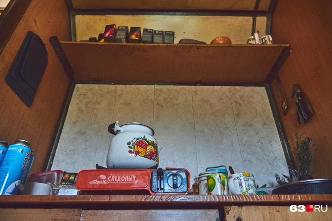 На походной плитке греют воду для чая и готовят обеды и ужины | Источник: Роман Данилкин / 63.RU