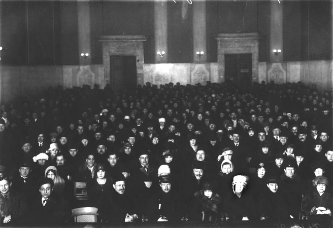 Зрители в театральном зале во время бенефиса артиста Айдарова, нач. 1920-х.  | Источник: ЦГА КФФД СПб. Шифр: Гр 17992. Предоставлено ООО&nbsp;«НИиПИ Спецреставрация»