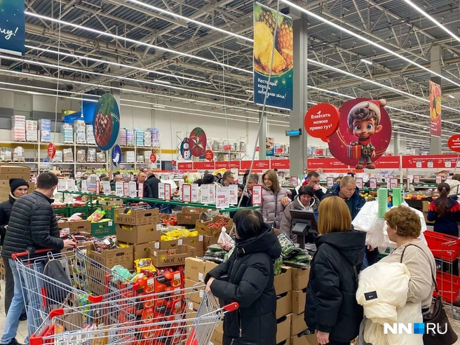 В отделе с овощами продавцы не успевают убирать пустые коробки | Источник: Наталья Баранова / NN.RU