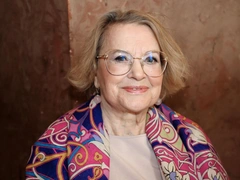 Дочь выводили под руки, Валюшкина плакала на сцене: в Москве простились с Валентиной Талызиной