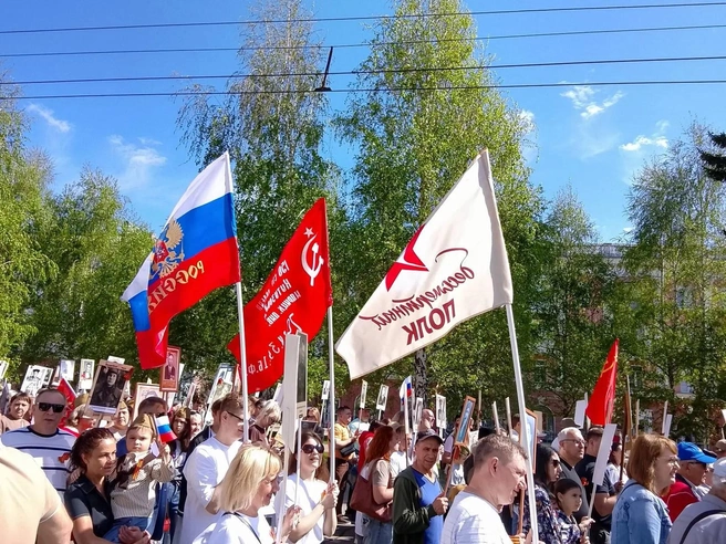 Люди в колонне идут с детьми и внуками | Источник: Ирина Господаренко / NGS22.RU