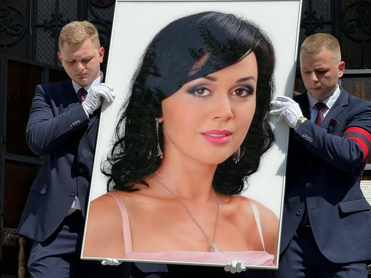 Похороны Анастасии Заворотнюк: дочь актрисы впервые показала мужа, а супруг Петр Чернышов впервые дал комментарий журналистам