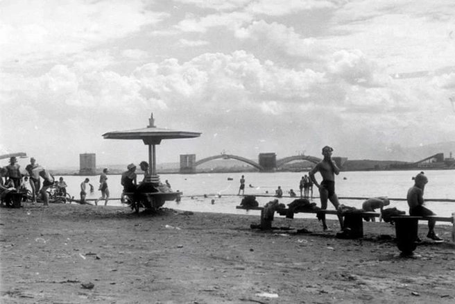 Пляж на левом берегу Енисея, 1959 год | Источник: «Красноярск Исторический» / Telegram
