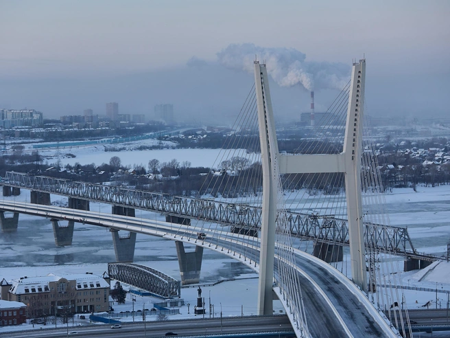 Движение транспорта по четвёртому мосту, который был введён в эксплуатацию в декабре. | Источник: Александр Ощепков / NGS.RU