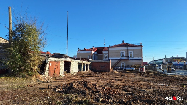 За зданием городского департамента соцполитики разбирают гаражи | Источник: Александр Лисихин /45.ru