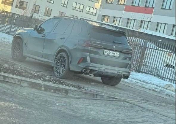 Еще один дорогой авто, и тоже — на тротуаре | Источник: читатель E1.RU
