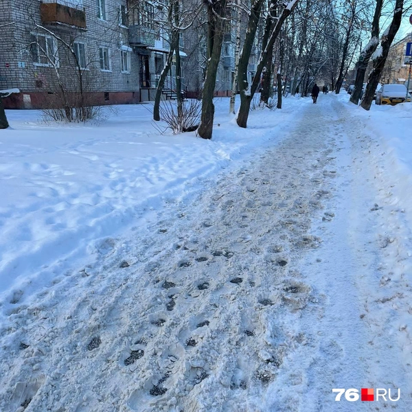 Тротуар на улице Угличской выглядит так | Источник: Кирилл Поверинов / 76.RU