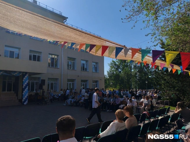Люди приходили на линейку заранее | Источник: Екатерина Шрайнер / NGS55.RU