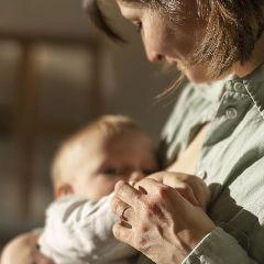 Частота и продолжительность кормлений зависят от индивидуальных особенностей малыша | Источник: www.city-n.ru