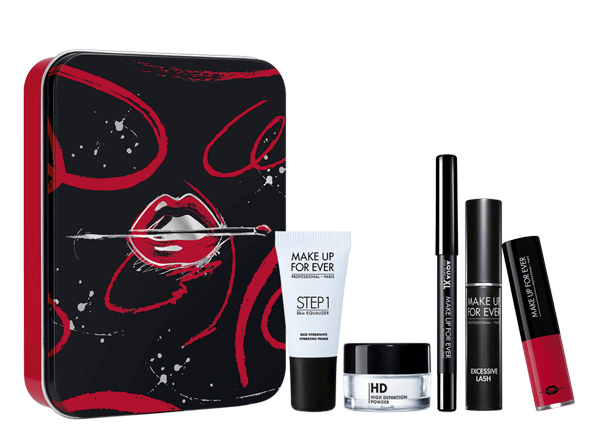 Подарочный набор с миниатюрами макияжа Artistic Essentials, Make Up For Ever. В набор входят: тушь для ресниц Excessive Lash, 2,5 мл; водостойкий карандаш для глаз Aqua XL M-10, 0,8 г; увлажняющая база под макияж Step 1 Skin Equilizer Hydratanting Primer, 5 мл; рассыпчатая прозрачная минеральная пудра High Definition, 1 г.