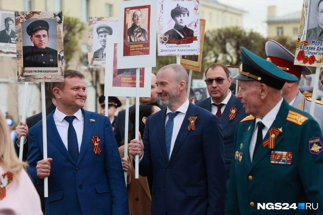 Александр Дроздов и руководитель администрации губернатора Сергей Пономаренко | Источник: Мария Ленц / NGS24.RU
