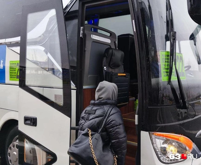 Плату за проезд в автобусе № 222 принимает водитель. Терминал у него есть, а вот мелочь на сдачу&nbsp;— не всегда | Источник: Илья Овсянников / 63.RU