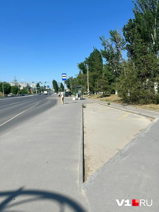 Почему место для автобуса огородили широким тротуаром, остается загадкой | Источник: Арина Рязанова / V1.RU