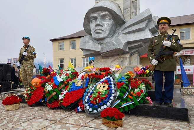 В память о каларцах, ушедших на ВОВ, к памятнику возложили цветы | Источник: «Удоканская медь»