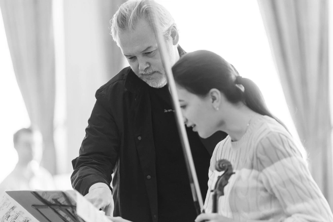 Народный артист России Вадим Репин на мастер-классе | Источник: Фонд содействия развитию искусств Вадима Репина