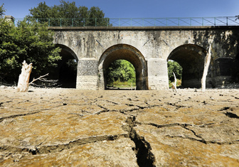 Засуха в Европе обнажила дно реки Гардон