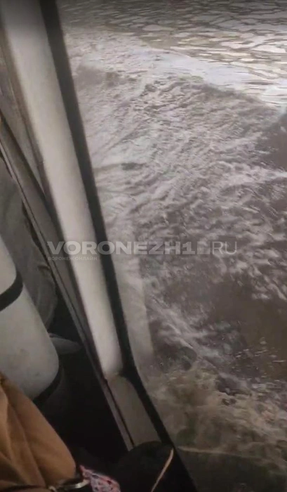 Маршрутка бороздит потоки воды по дороге после дождя в Воронеже | Источник: Стоп-кадр с видео читатель Voronezh1.ru