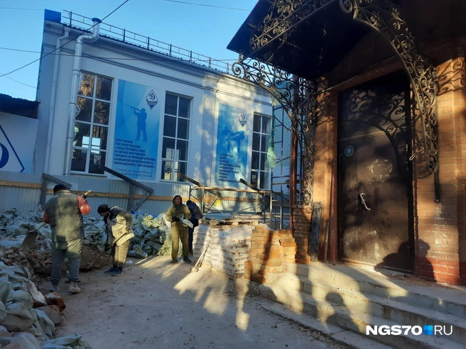 Рабочие сгрузили строительный мусор у здания | Источник: Анастасия Харламова / NGS70.RU