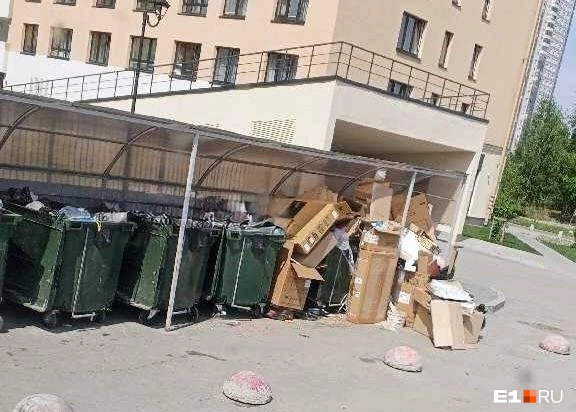 В «Спецавтобазе» подчеркивают: картон и другая упаковка не относятся к крупногабаритным отходам, поэтому по правилам их следует складывать в контейнеры, а не оставлять в отсеках для крупногабаритного мусора | Источник: читатель E1.RU