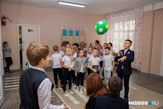 Дети могут брать игрушки в школу | Источник: Сергей Брун / NGS55.RU