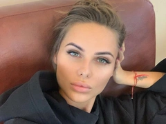 Ханна показала лицо без мейкапа, но фолловеров смутили наращенные ресницы и татуаж бровей