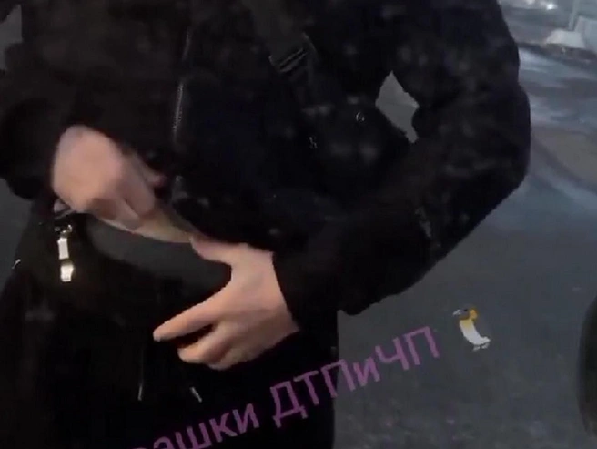Водитель устроил стриптиз в дорожном конфликте в Петербурге | Источник: Признавашки ДТП и ЧП Санкт-Петербург / «ВКонтакте»