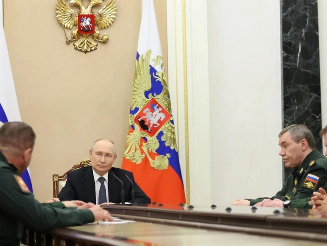 Иванаев (крайний справа) ранее возглавлял группировку «Восток» | Источник: kremlin.ru