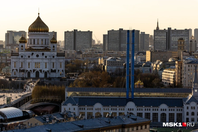 Слева — Храм Христа Спасителя, справа — ГЭС-2 | Источник: Артем Устюжанин / MSK1.RU