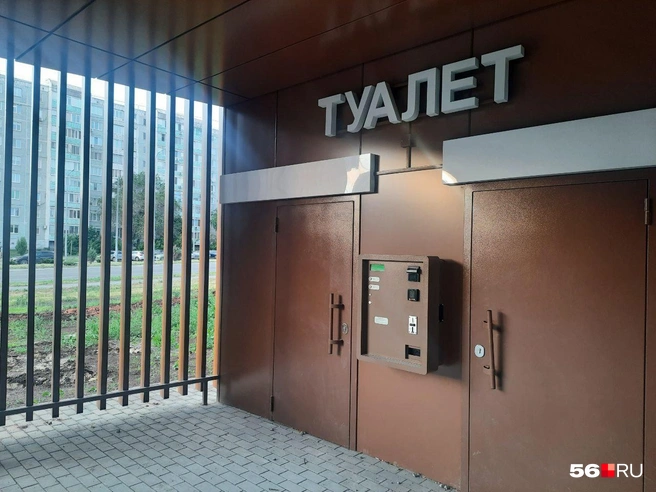 Железные двери в туалеты заперты | Источник: Анастасия Баринова / 56.RU