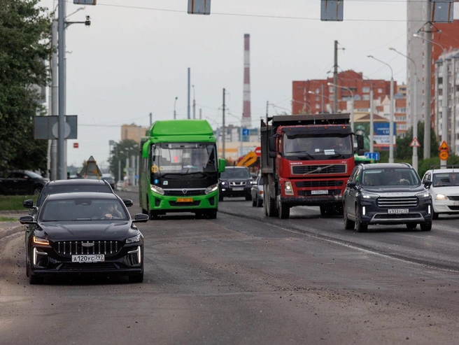 Во время съемок на этой неделе полоса дороги возле пересечения с улицей Пермякова еще не была отремонтирована. | Источник: Ирина Шарова / 72.RU