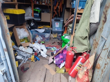 После себя грабители оставили беспорядок. Забрали только то, что можно дорого продать | Источник: Том Сойер Фест Самара / Vk.com