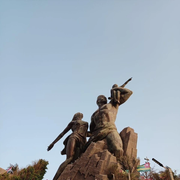 В основе композиции — мужчина, он держит на левом плече ребенка, указывающего в направлении океана, правой рукой приобнимает молодую женщину | Источник: Николай Михалев