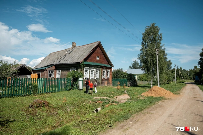 Без стареньких деревянных домов трудно представить хоть одну деревню | Источник: Александр Куренной / 76.RU