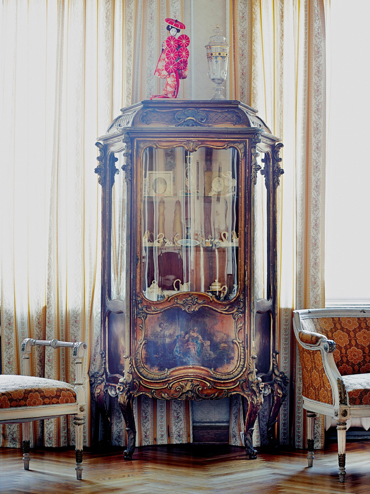 Фрагмент гостиной. Шкаф, антиквариат, XIX век.