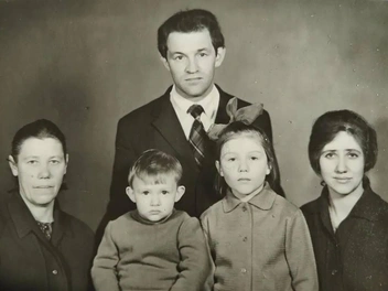 Мама Надежды Александра Фёдоровна Шилкина, Дима, Лена, Юрий Васильевич и сама Надежда Николаевна | Источник: из личного архива семьи Павленко