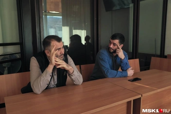 Иден Умаров ждет начала заседания вместе с адвокатом Аракеловым | Источник: Дмитрий Толстошеев / MSK1.RU