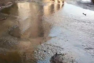 Жители Инорса жалуются на прорыв трубы во дворе