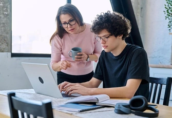 «Мой хороший мальчик стал скрывать от меня переписку с девочкой и друзьями. Боюсь стать сыну ненужной»