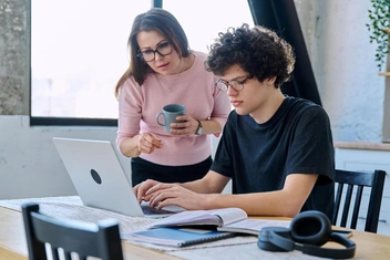 «Мой хороший мальчик стал скрывать от меня переписку с девочкой и друзьями. Боюсь стать сыну ненужной»