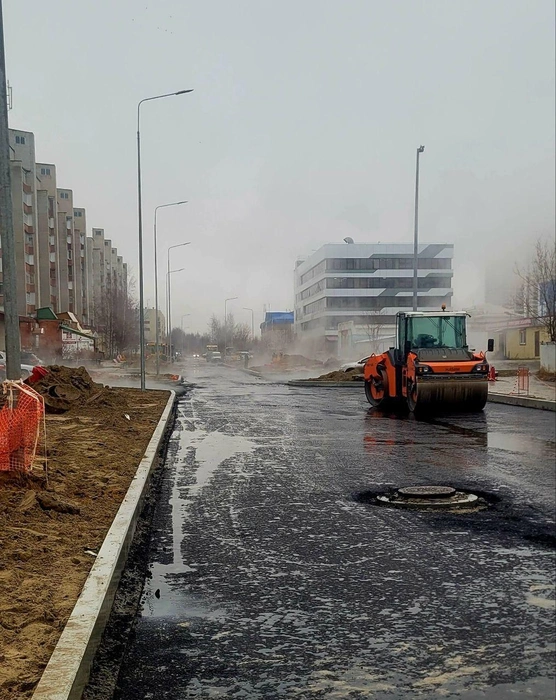 Тротуара на этой дороге никогда не было | Источник: Алексей Кучин / t.me