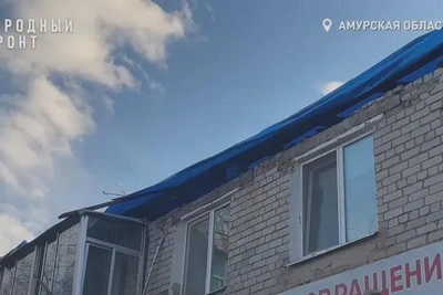Крыша дома в Благовещенске рухнула из-за снега