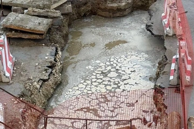 Жители Волгограда две недели без тепла из-за ямы с кипятком