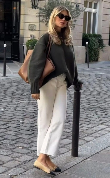 Самая простая формула: прямые брюки, свободный свитер и мягкой формы сумка | Источник: ru.pinterest.com