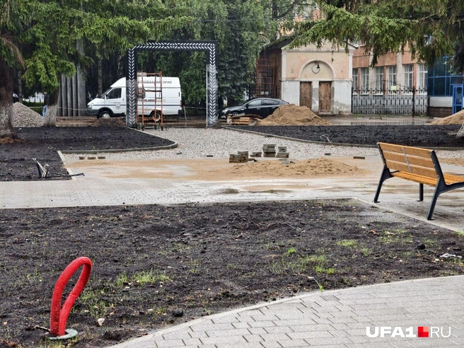Тротуар еще в стадии укладки | Источник: Булат Салихов / UFA1.RU